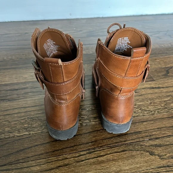 Brown boots - Picture 3 of 3